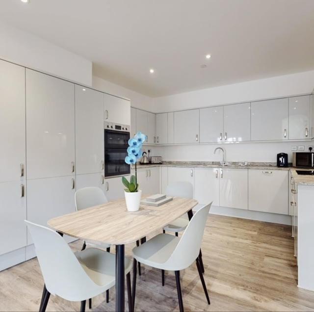 Spacious Two Bedroom Apartment With Valley Views Abertillery Exterior foto