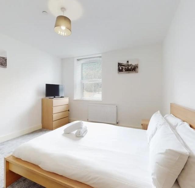 Spacious Two Bedroom Apartment With Valley Views Abertillery Exterior foto